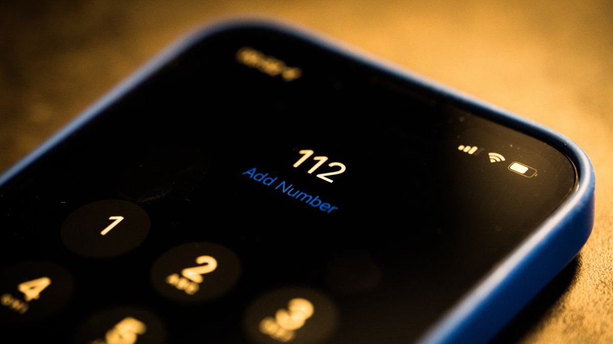 Un teléfono con el número 112 marcado.