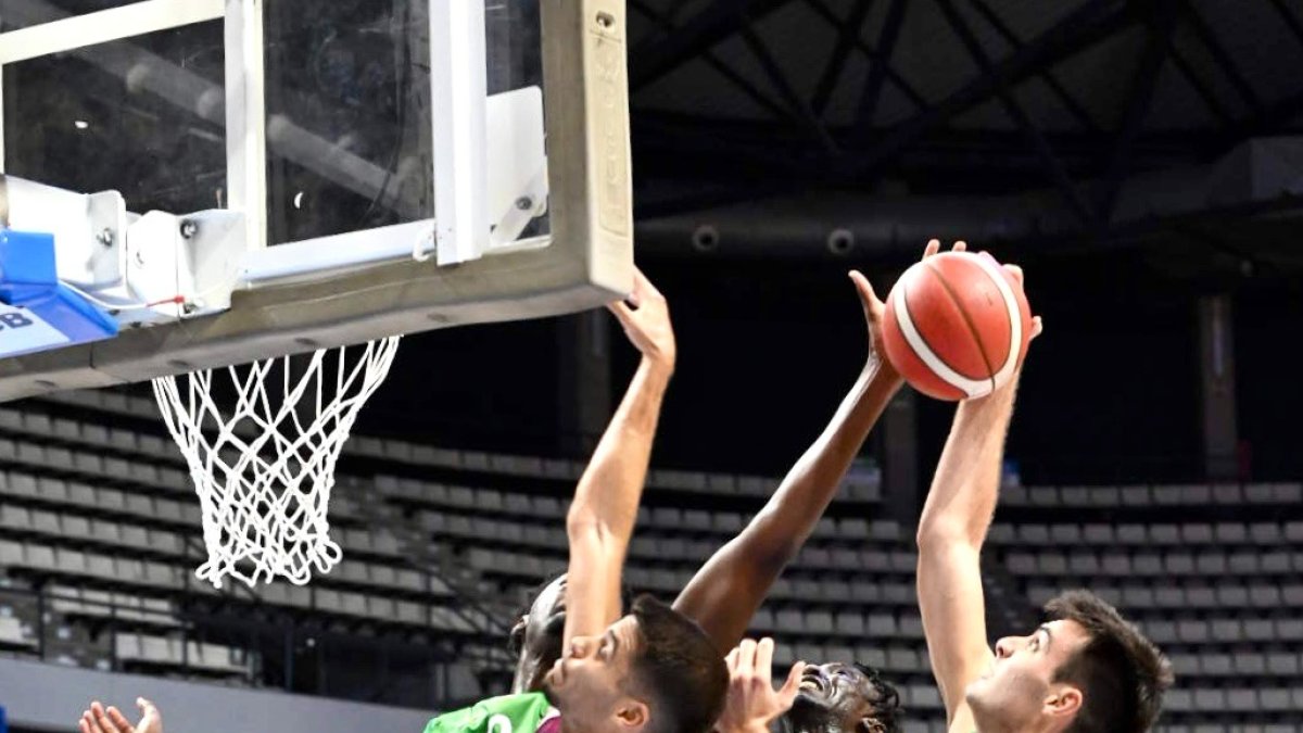 Kur Kuath i Diogo Brito intenten defensar una acció a la zona atacant del Castelló. - PASCUAL CÁNDIDO