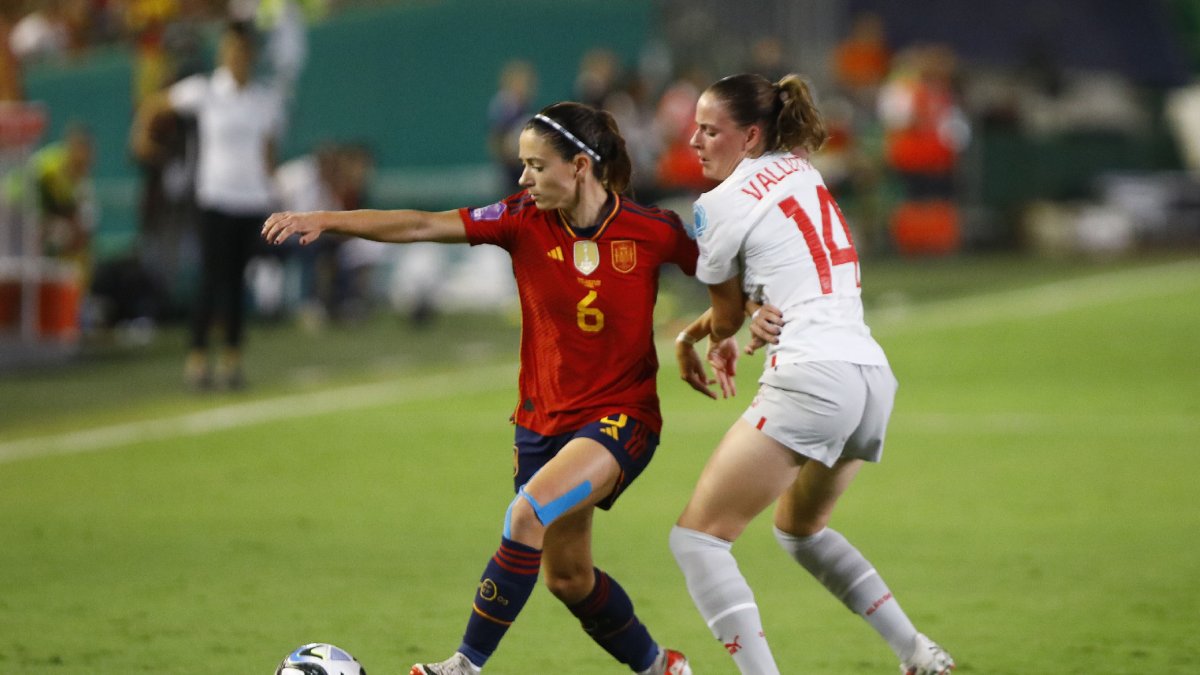 Aitana Bonmatí, autora de dos goles en el partido de ayer, disputa un balón ante la suiza Vallotto. - EFE/ SALAS