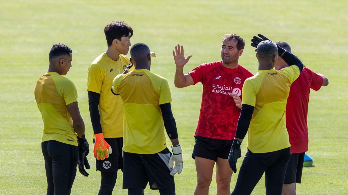 Felip Ortiz da instrucciones a varios jugadores del Al-Shabab durante un entrenamiento.