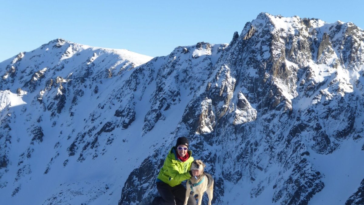 Cristina Farrerons, en una excursió amb el Ras, que va adoptar en una protectora. - ENRI SAMPER