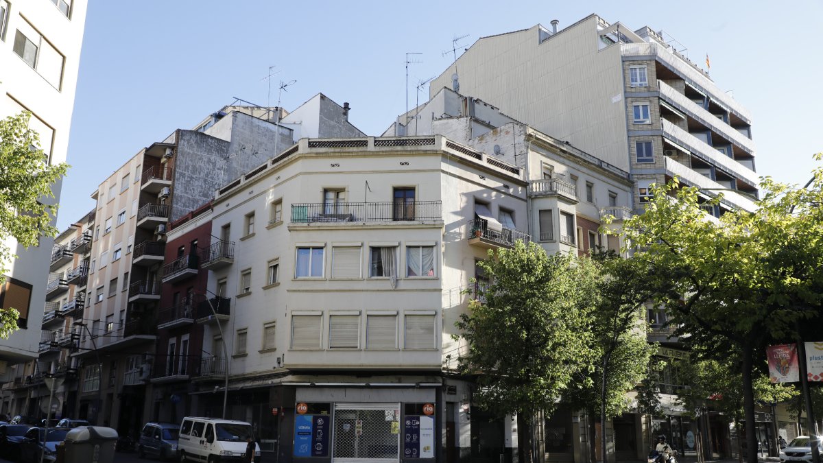 Los edificios que la Paeria ha autorizado derribar, entre la avenida Prat de la Riba y la calle Teuleries