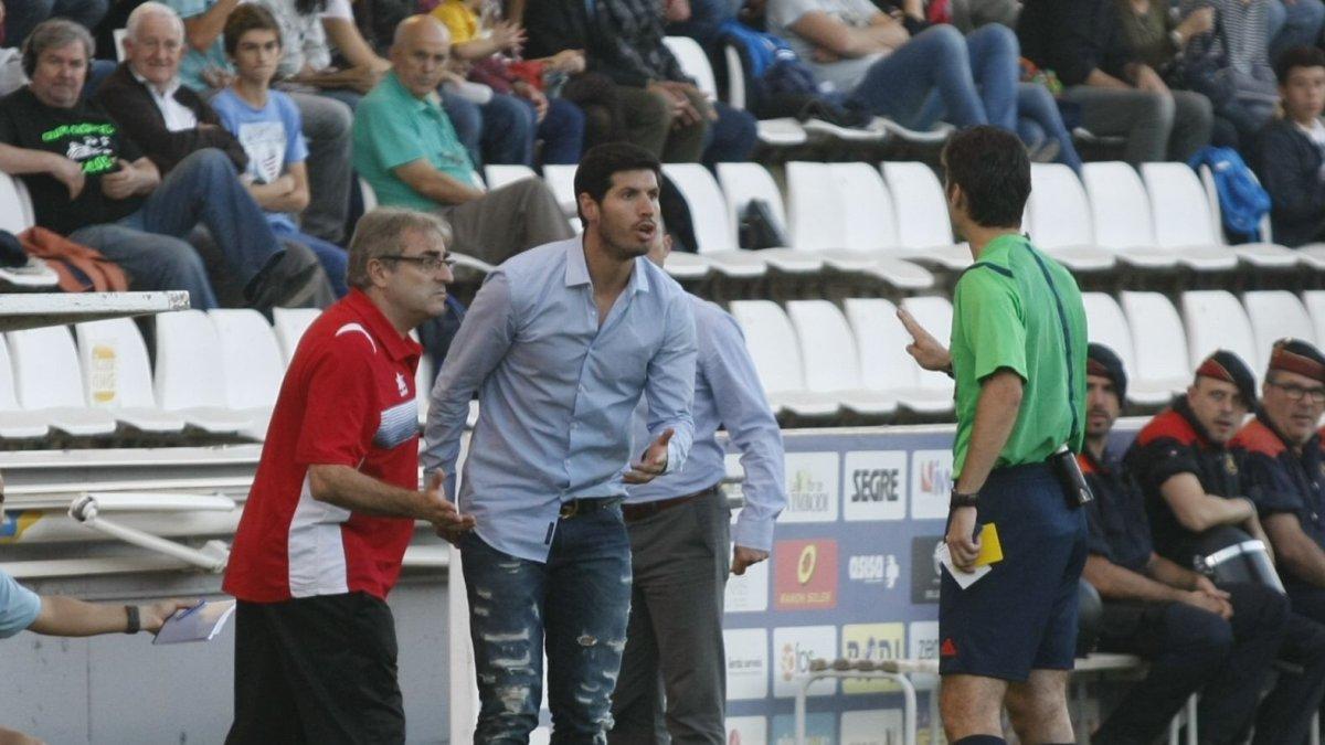 Albert Luque parla amb l'àrbitre durant el partit entre el Lleida Esportiu i L'Hospitalet al Camp d'Esports el 2014.