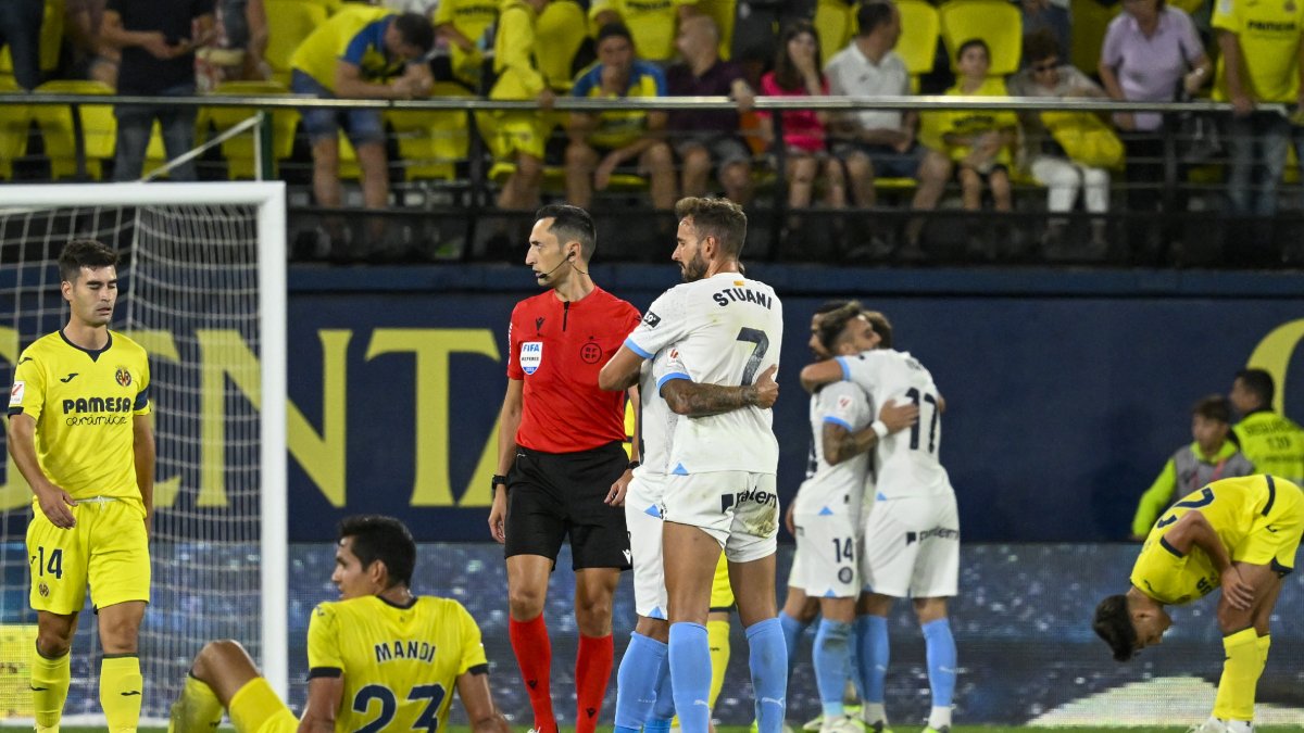Els jugadors del Girona celebren la seua victòria que els situa líders de Primera divisió. - EFE