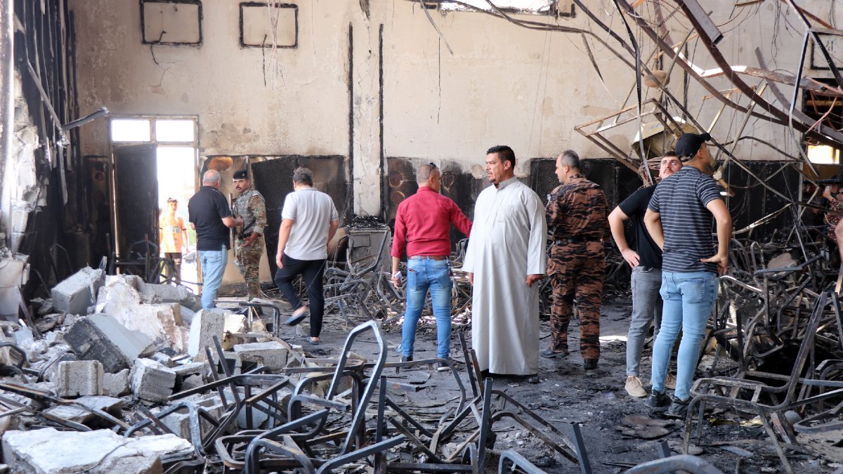 El salón ardió a causa del uso de fuegos artificiales en su interior. - EFE