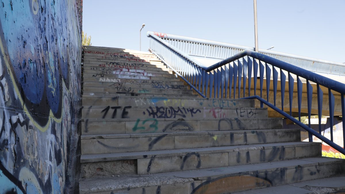 La escaleras del puente de Pardinyes se encuentran en este estado. - AMADO FORROLLA