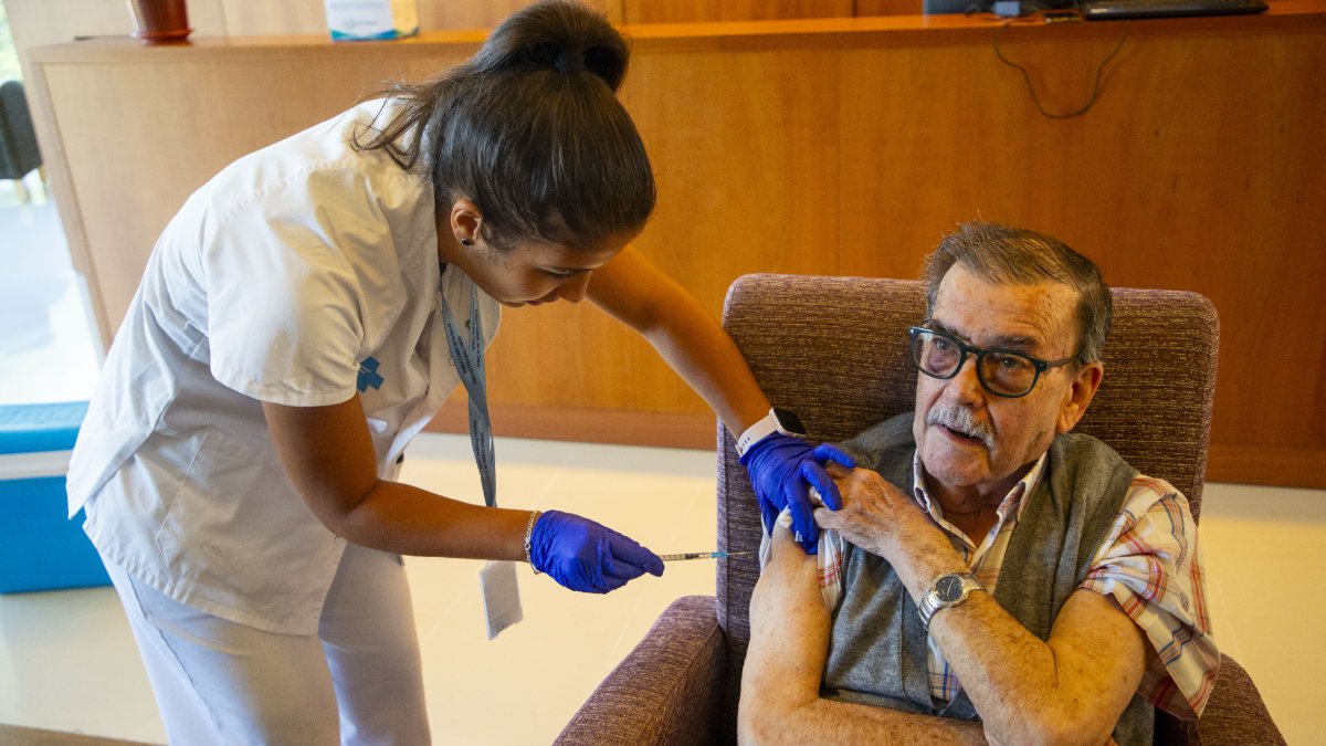 Dos usuaris de la residència Betula Alba d’Almacelles, en el moment de rebre la injecció d’una de les vacunes. - GERARD HOYAS