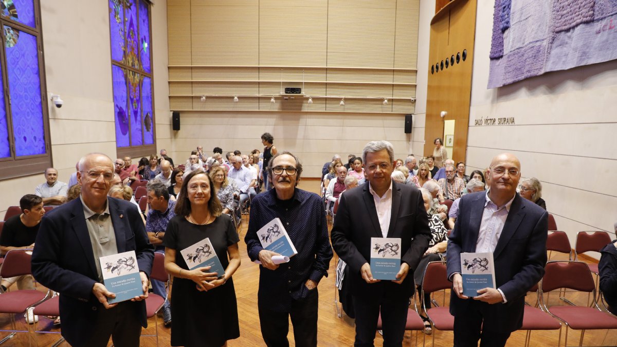 El poeta Jaume Pont asistió ayer a la presentación de ‘Una mirada escrita’ en el Rectorado. - AMADO FORROLLA