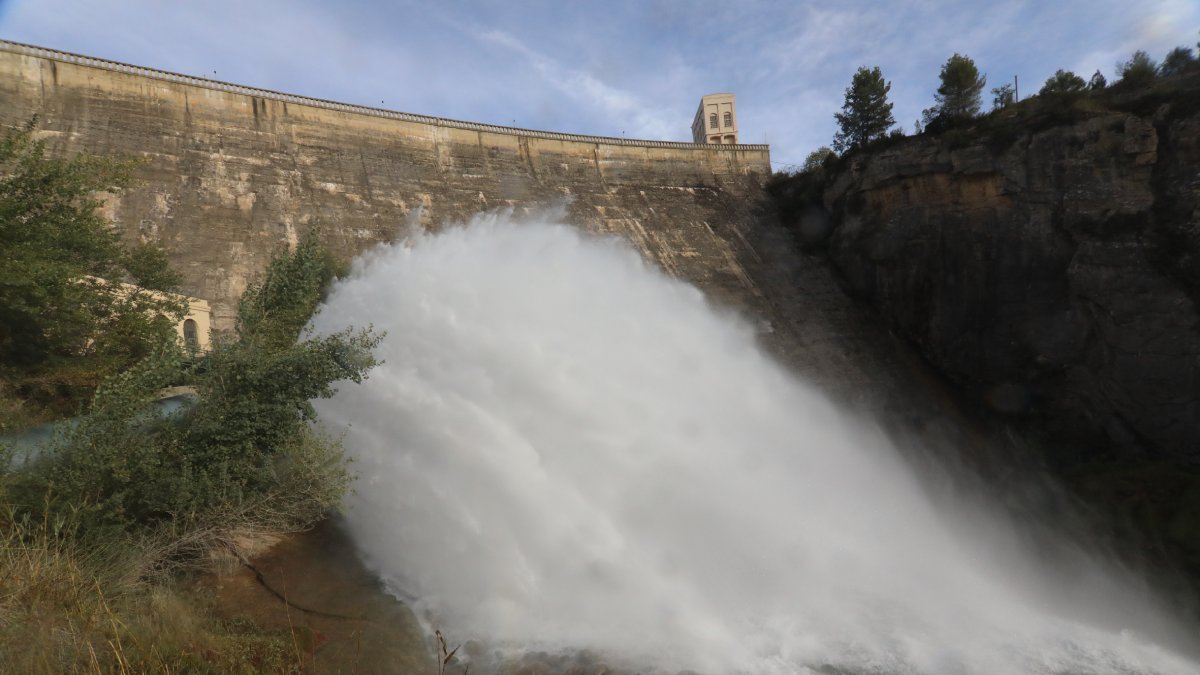 El pantà de Sant Antoni, amb 81 hectòmetres i al 35% de capacitat, desembassant ahir per cobrir el cabal ecològic. - EDGAR ALDANA
