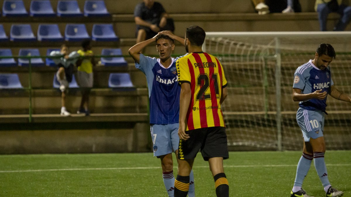 Sergio Montero se pone las manos en la cabeza en un gesto de desesperación.