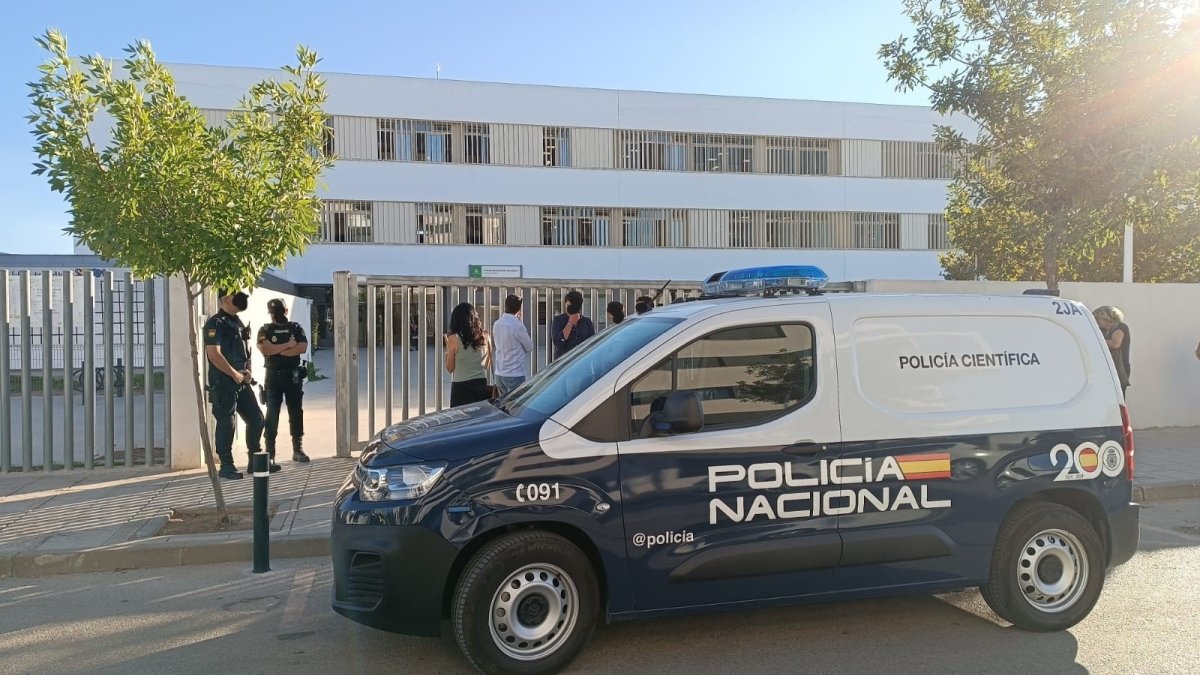 Agentes de Policía donde se ha producido la agresión en el colegio de Jerez.