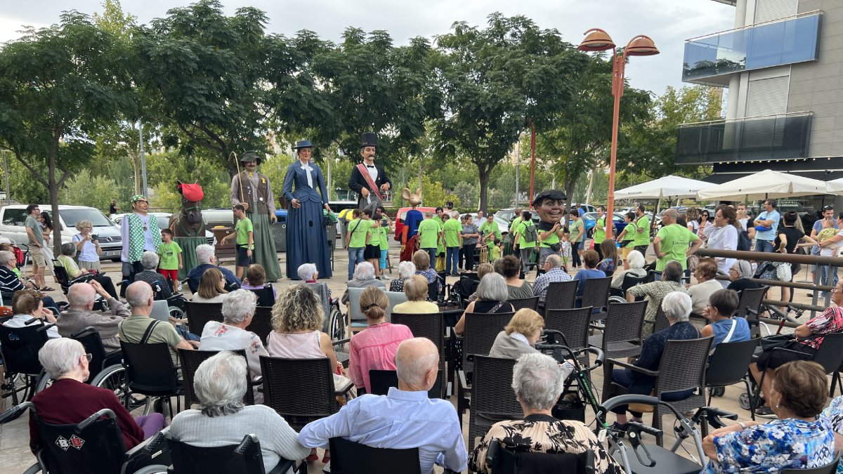 Desfile del Col·lectiu Cultural Cappont en el centro CleceVitam - COL·LECTIU CULTURAL CAPPONT