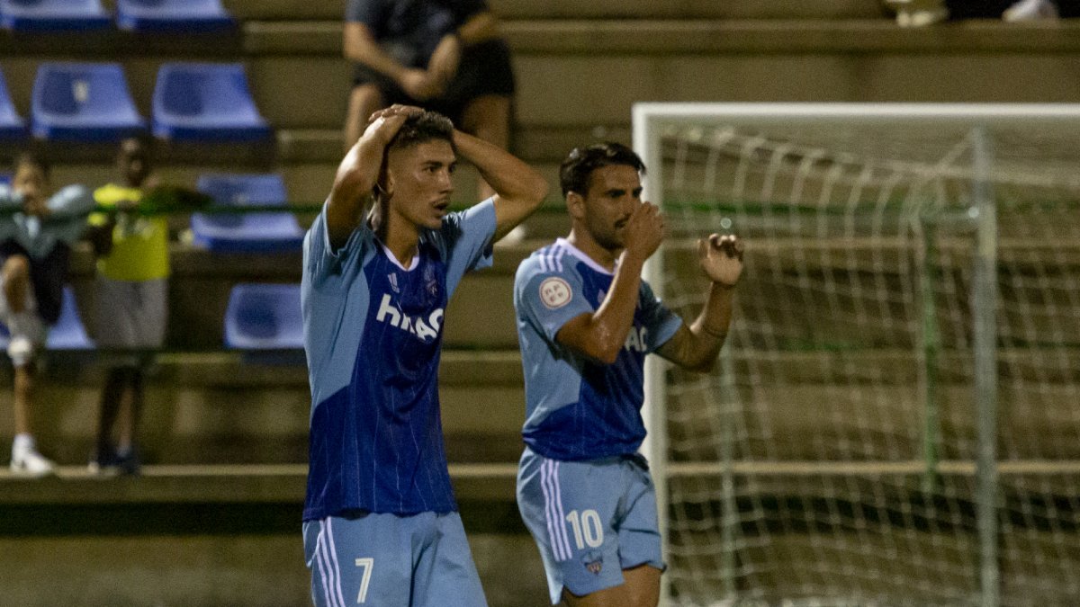 Montero y Chuli se lamentan en el partido ante el Sant Andreu. - JORDI ECHEVARRIA