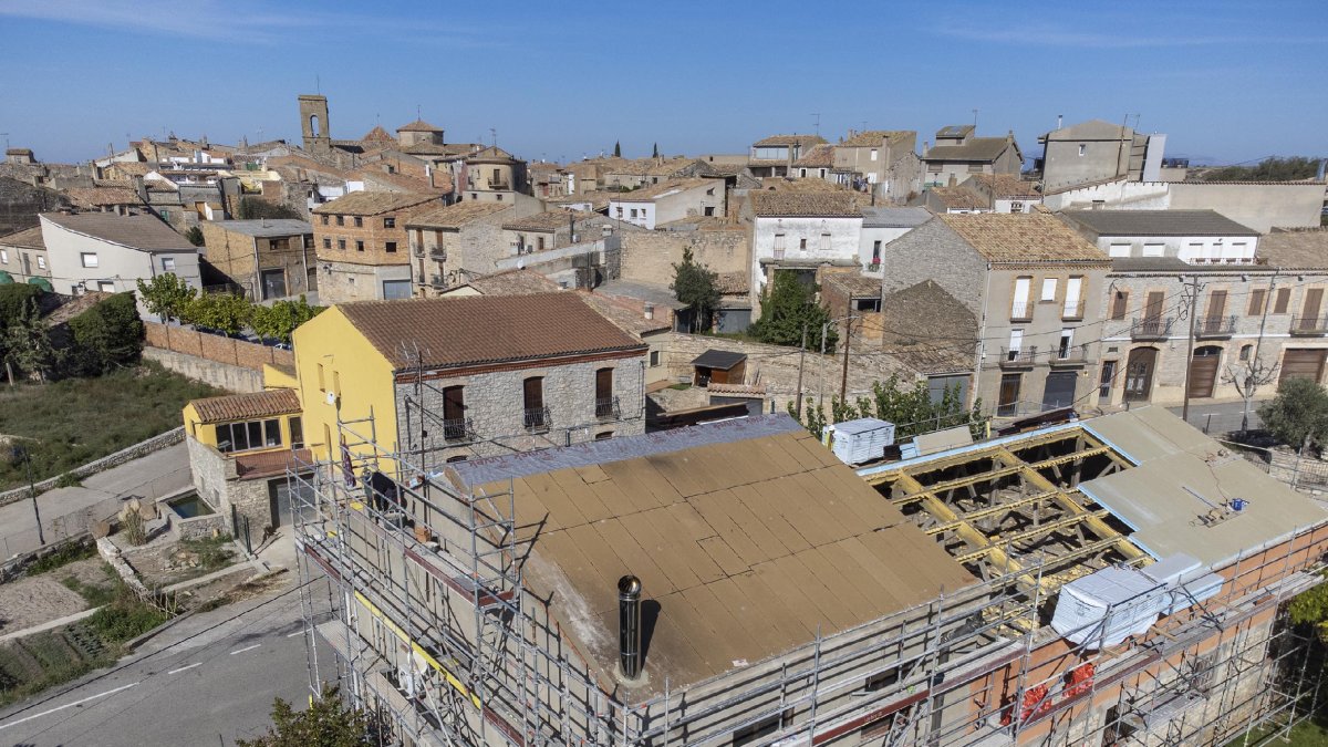 Las obras de renovación del tejado del consistorio de Tarroja. - X. SANTESMASSES