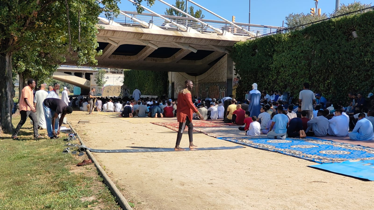 Plegaria de la comunidad musulmana en la canalización del río Segre a su paso por Lleida