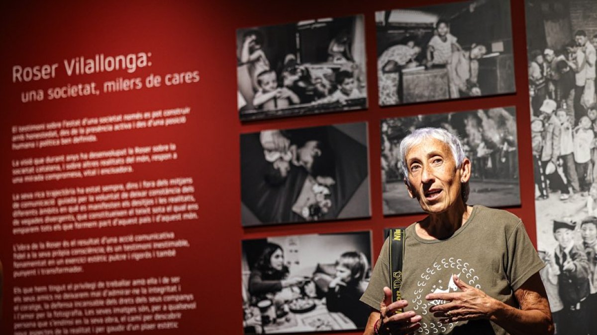 La fotoperiodista Roser Vilallonga va inaugurar ahir a Juneda una de les mostres del Miravisions. - LA MIRA