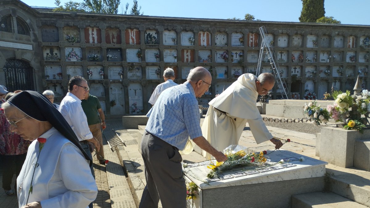 Ofrena floral ahir a la fossa comuna al cementiri de Lleida. - COMISSIÓ FRANCESC CASTELLÓ