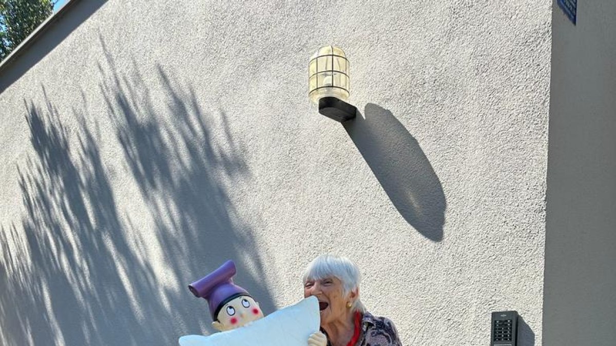 L’artista Pilarín Bayés, amb una de les figures del Patufet. - LES MIL-I-UNA