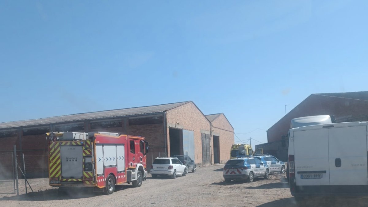 Bomberos, Mossos y SEM en el lugar del accidente laboral.