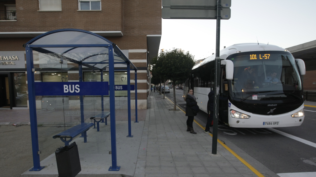 Imagen de archivo de una parada de bus en Torrefarrera. - ÒSCAR MIRÓN