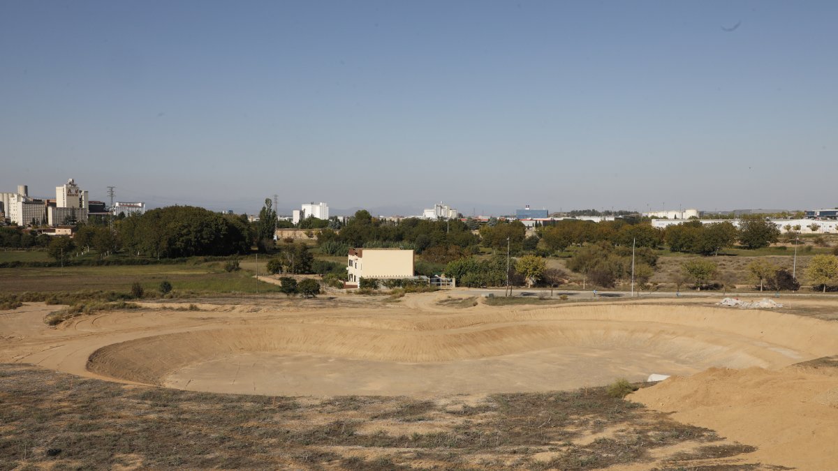 La bassa de reg en construcció a la zona de Torre Salses, entre la Bordeta i Magraners. - AMADO FORROLLA
