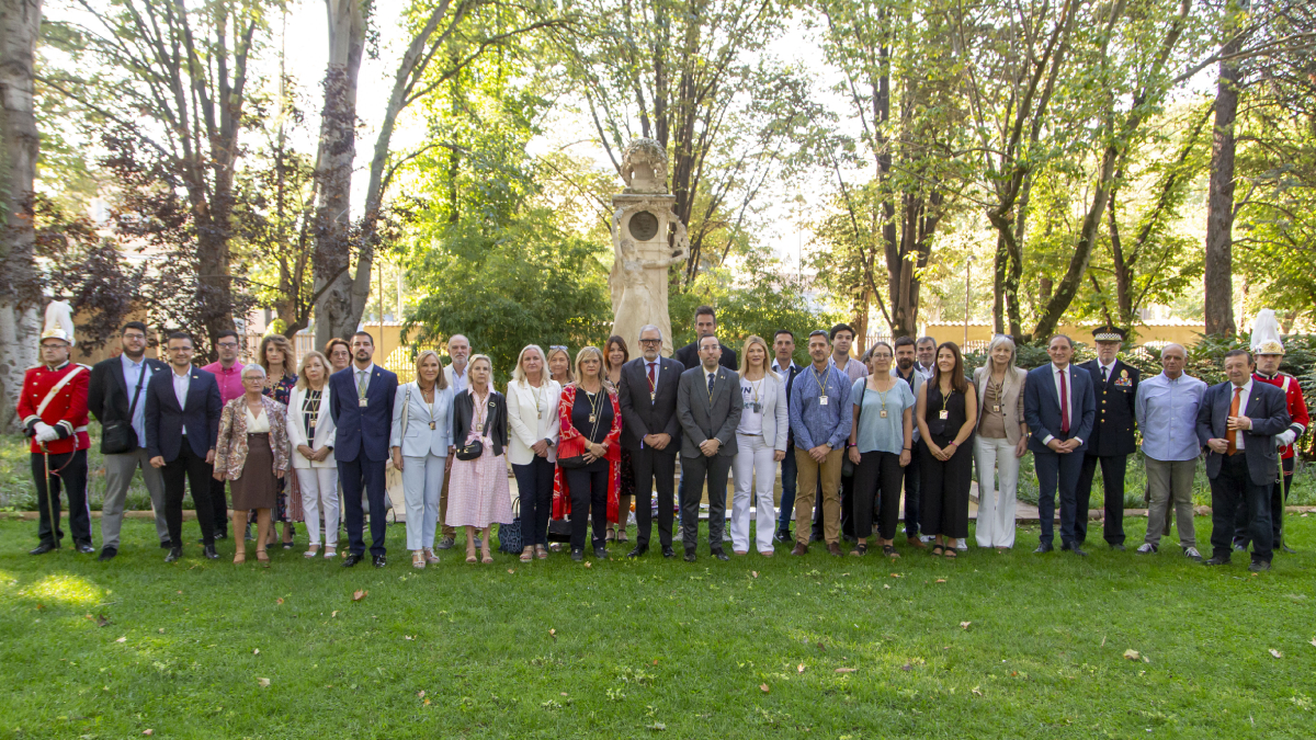Les autoritats locals, davant l’estàtua de l’alcalde Fuster als Camps Elisis, durant la celebració del Dia de la Ciutat.