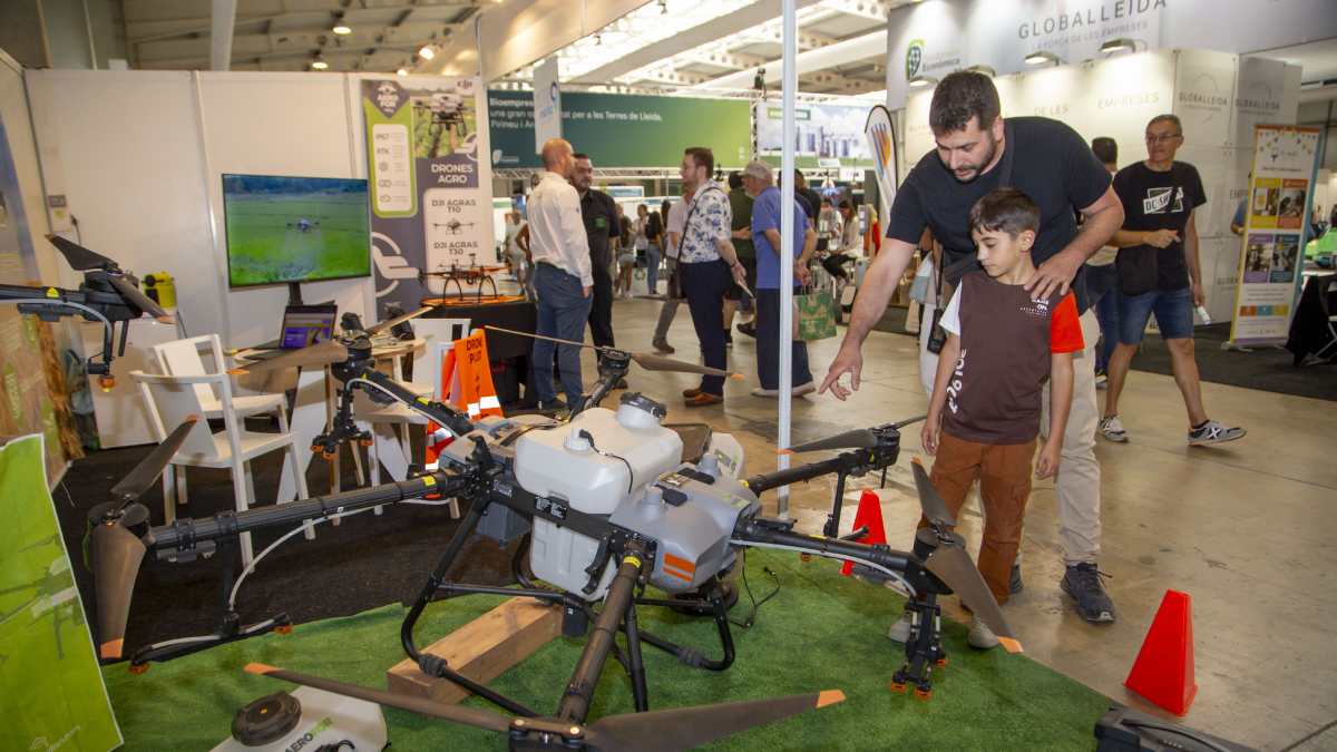 Un dels drons distribuïts per l’empresa Aerofor per a la irrigació de camps. - JORDI ECHEVARRIA