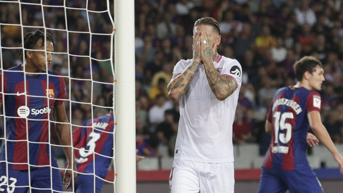 Sergio Ramos marcó en propia meta el gol que le daba la victoria y el liderato provisional al Barça. - EFE/QUIQUE GARCÍA