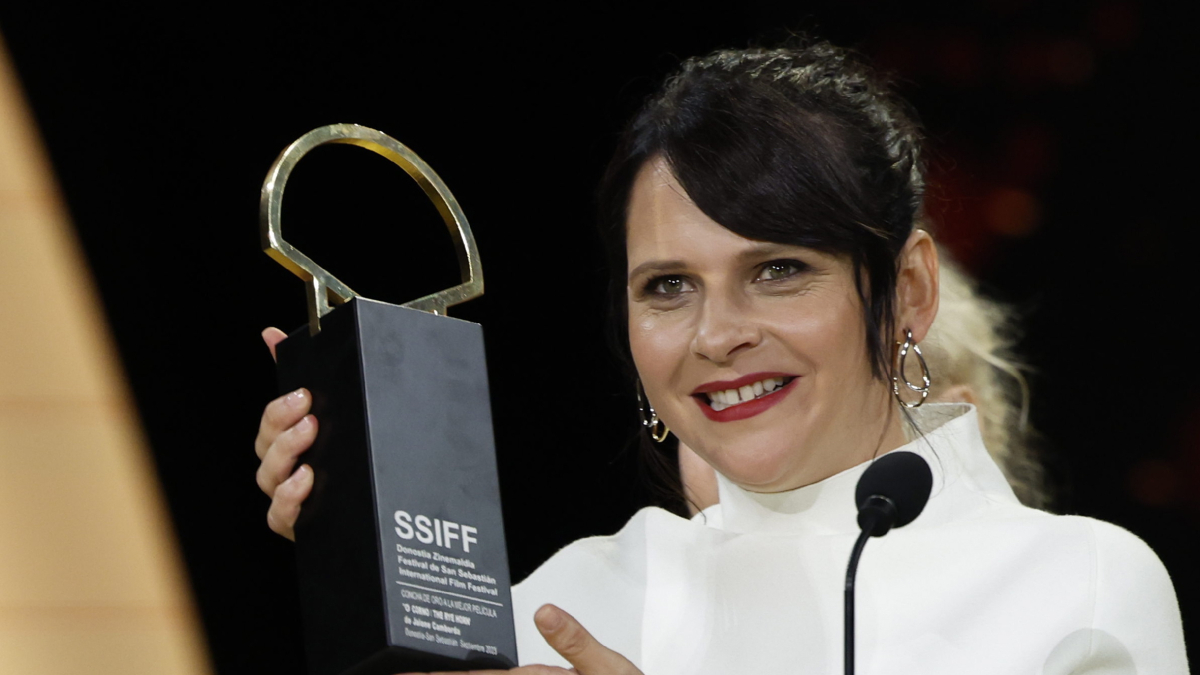 La cineasta vasca Jaione Camborda, ayer con la Concha de Oro. - EFE