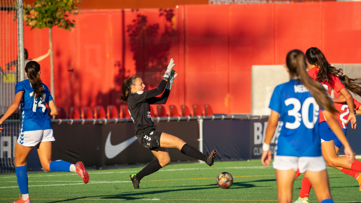 Laura Martí fue clave con esta parada en el tiempo añadido del partido que selló los tres puntos para el AEM. - PAU PASCUAL