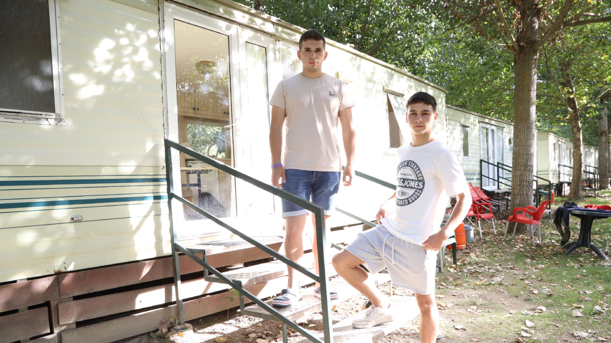 Los dos jóvenes estudiantes viven en un bungalow de un camping en Sort mientras buscan piso. - EDGAR ALDANA