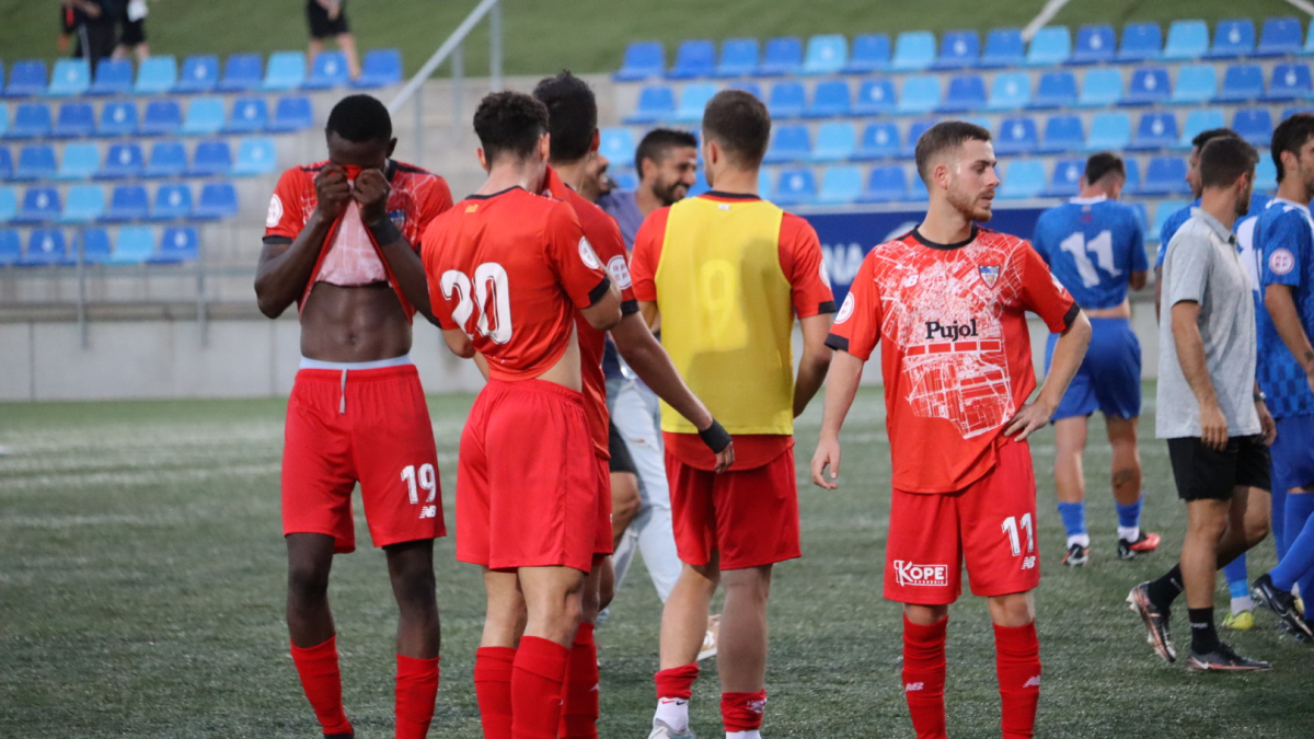 Los jugadores del Mollerussa, contrariados tras el pitido final, que confirmaba su segunda derrota fuera de casa. - ALBA RIVERA