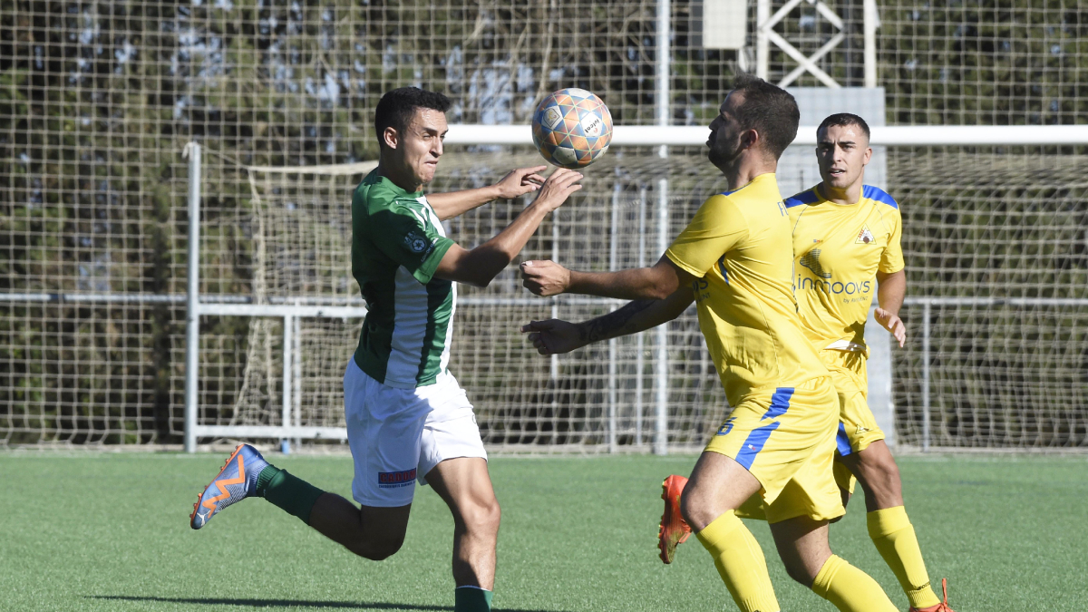 Un jugador de l’Alguaire i un del Joanenc pugnen pel control de la pilota. - SANTI IGLESIAS