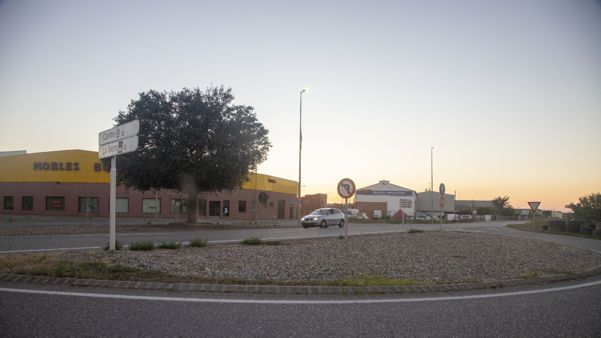 Anglesola pasará de tener una rotonda partida a una entera. - LAIA PEDRÓS