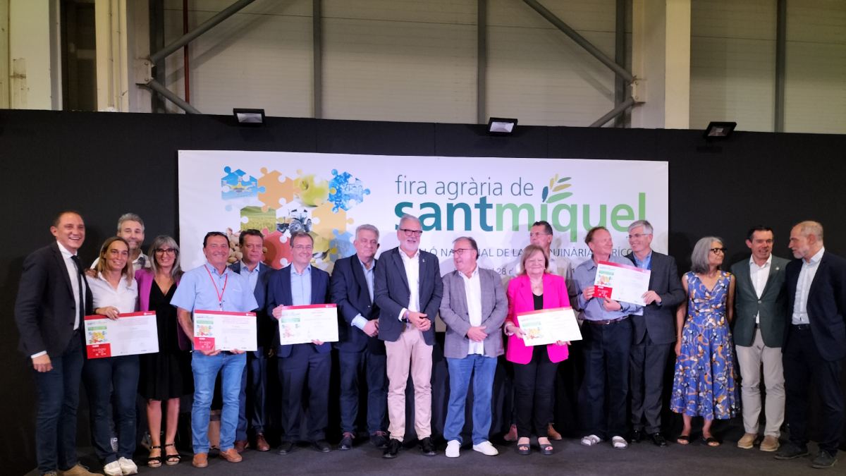 Imatge dels premiats i les autoritats durant la clausura de la 69 edició de la Fira de Sant Miquel ahir al pavelló 4. - J. ECHEVARRIA