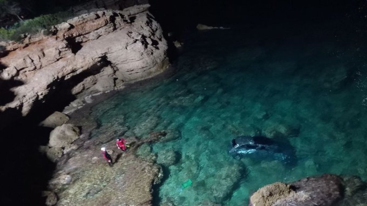 El cotxe que va caure al mar dissabte a Calafat, sinistre en el qual va morir una parella de 70 anys. - BOMBERS DE LA GENERALITAT