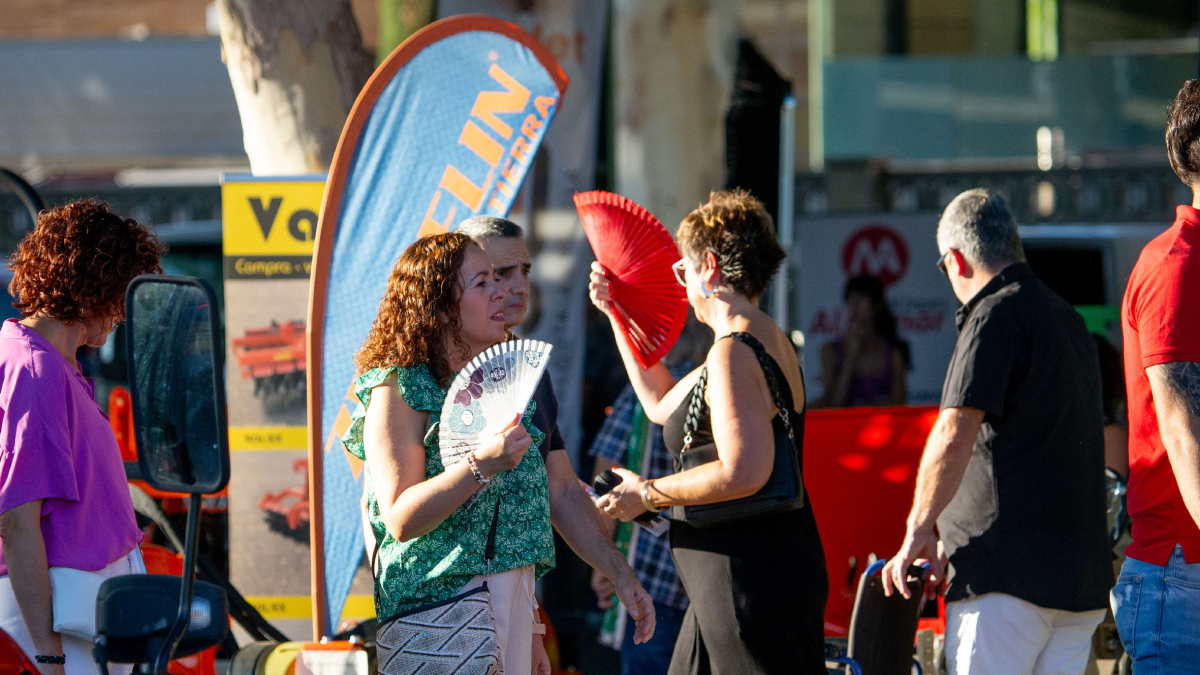 Los abanicos fueron un complemento imprescindible en la feria.