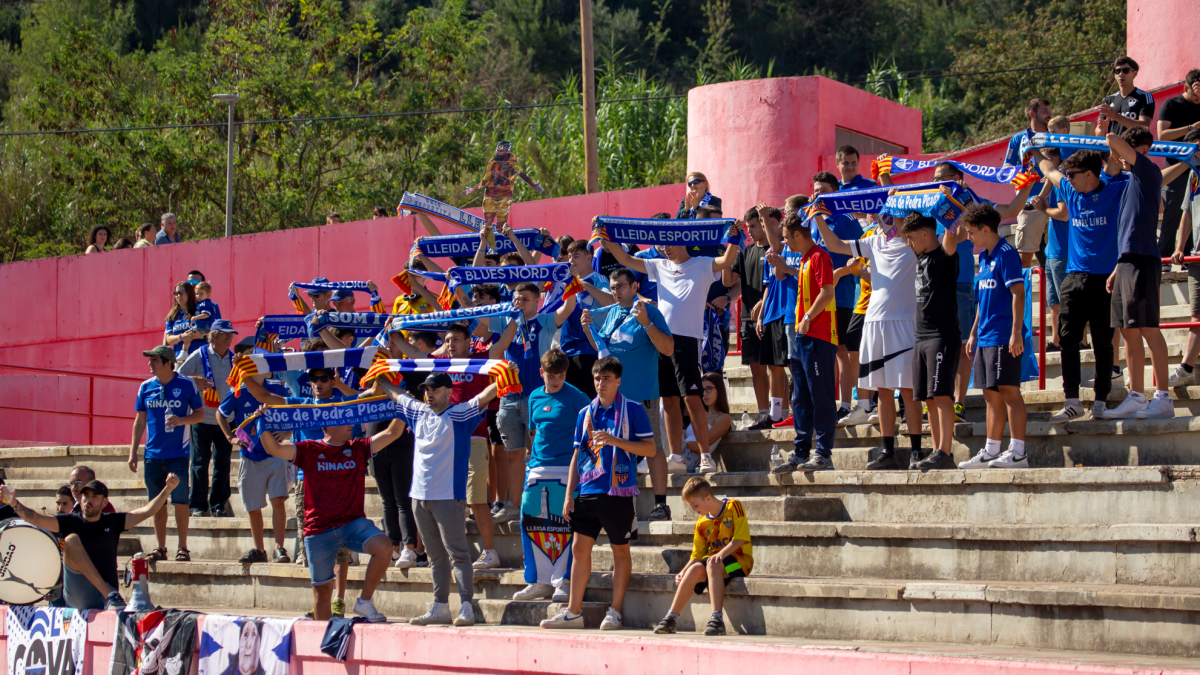 Imagen de los aficionados del Lleida Esportiu en el campo del Manresa