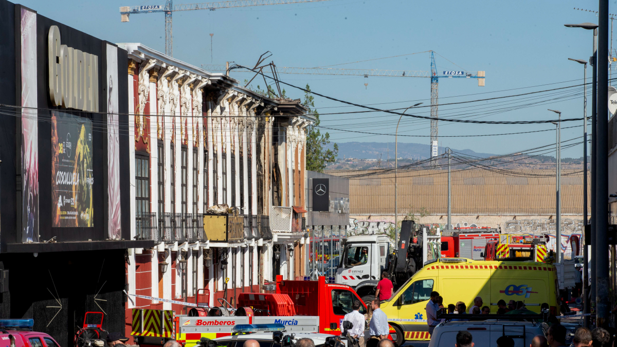 Tretze persones van morir aquest diumenge en l’incendi del local de lleure de Murcia Fonda Milagros, que es va estendre a les discoteca annexa Teatre i d’aquesta a la trucada|crida Golden, freqüentada per la comunitat llatina|hispana. En la imatge, les dotacions de bombers al lloc del sinistre, on s’han concentrat pròxims|partidaris i veïns. EFE/Marcial Guillén