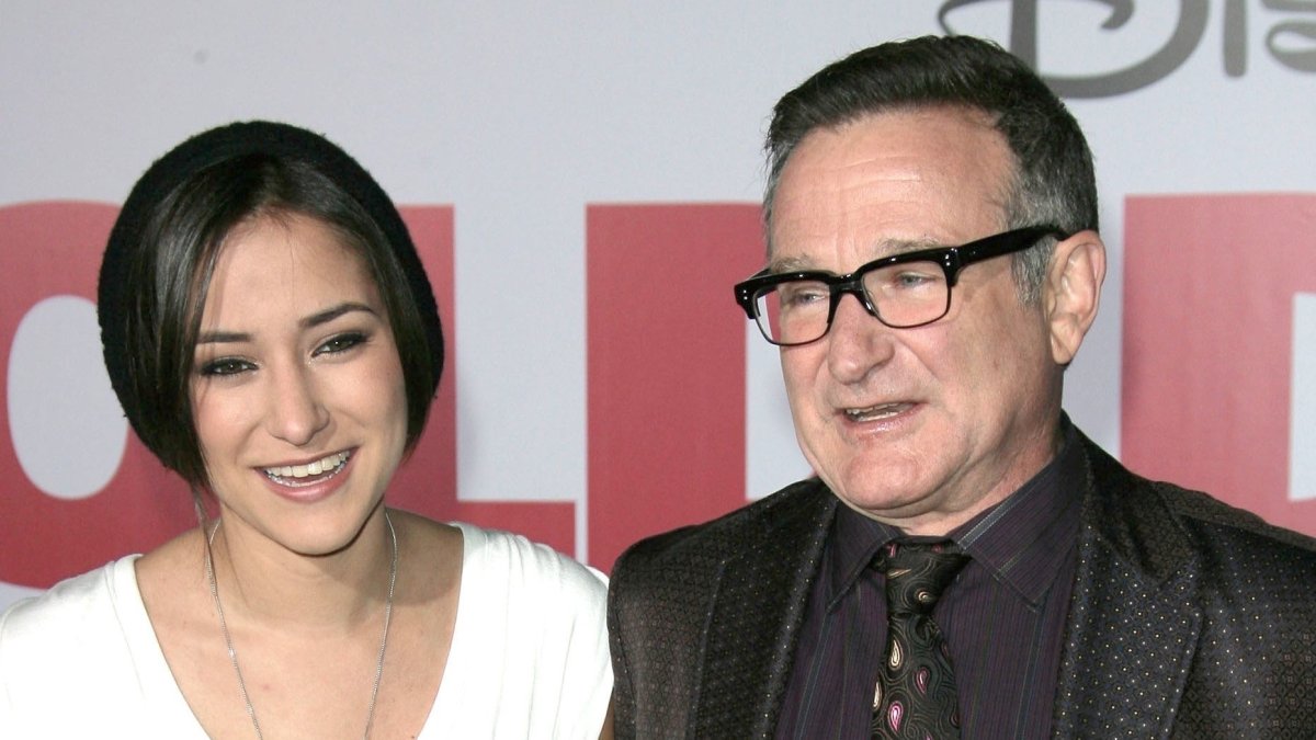 La filla de Robin Williams denuncia l’ús de la Intel·ligència Artificial per recrear la veu del seu pare.
