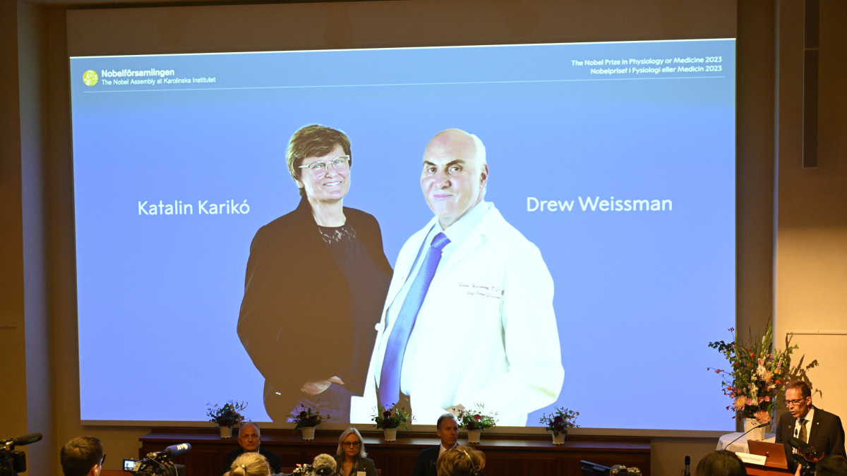 L’hongaresa Katalin Karikó i el nord-americà Drew Weissman, guanyadors del Nobel de Medicina.