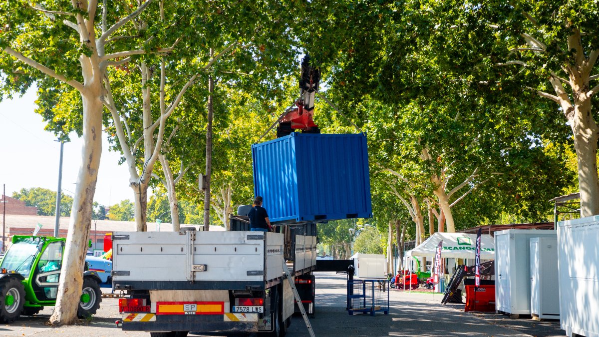 La fira de Sant Miquel va tancar diumenge i ahir van començar a retirar els estands i maquinària. - GERARD HOYAS