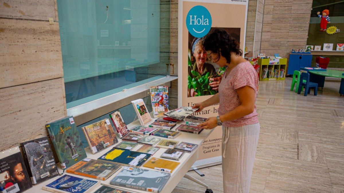 La secció bibliogràfica sobre la solitud, disponible aquest mes d’octubre a la Biblioteca de Lleida. - JORDI ECHEVARRIA
