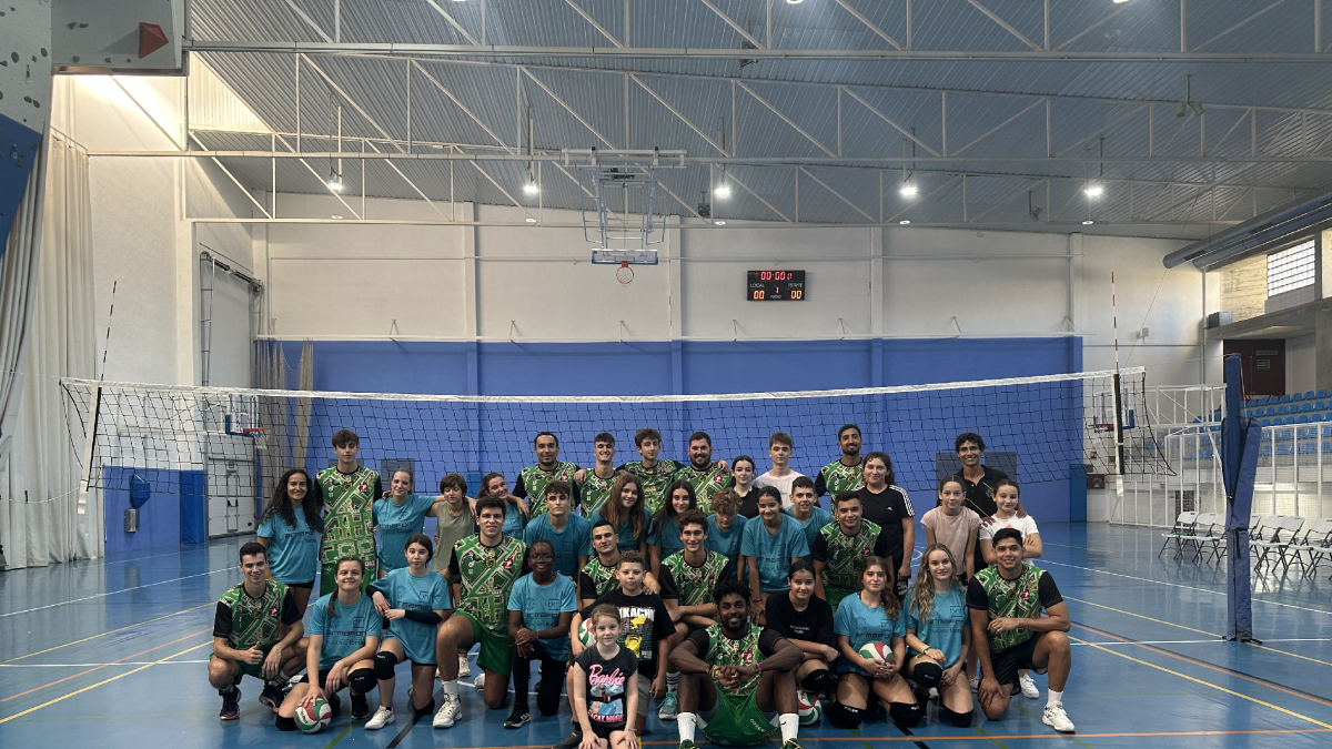 Jugadores y jugadoras del CV Binéfar posan junto a la primera plantilla del Rodi Balàfia Vòlei.