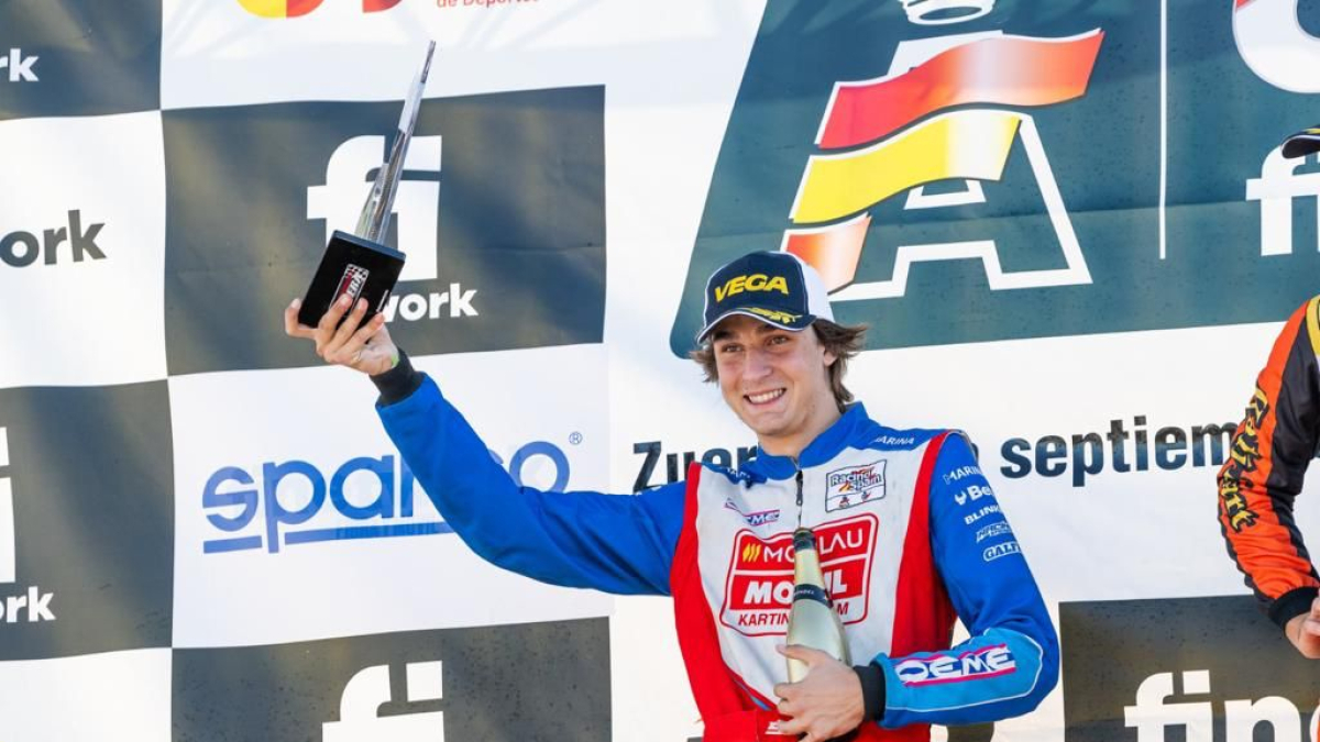 Sete Veà, con el trofeo de campeón en lo más alto del podio.
