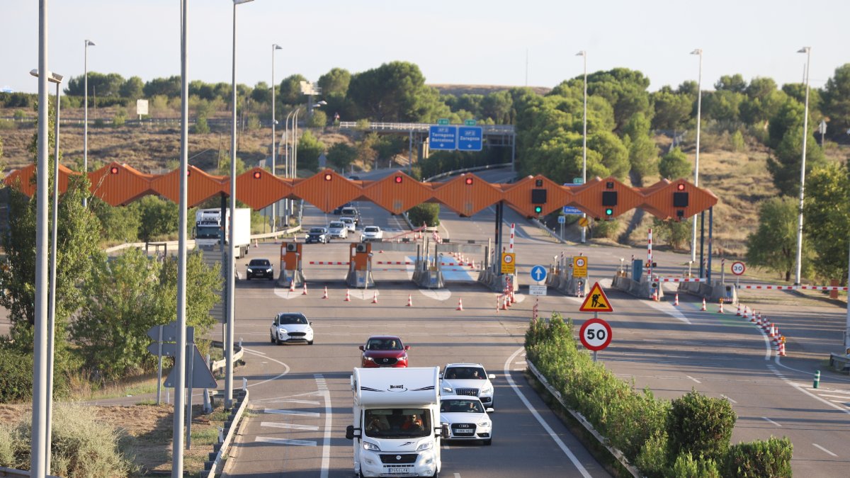 El peaje de la AP-2 en Lleida quedó liberado en septiembre de 2021 y actualmente se usa como rotonda. - SEGRE