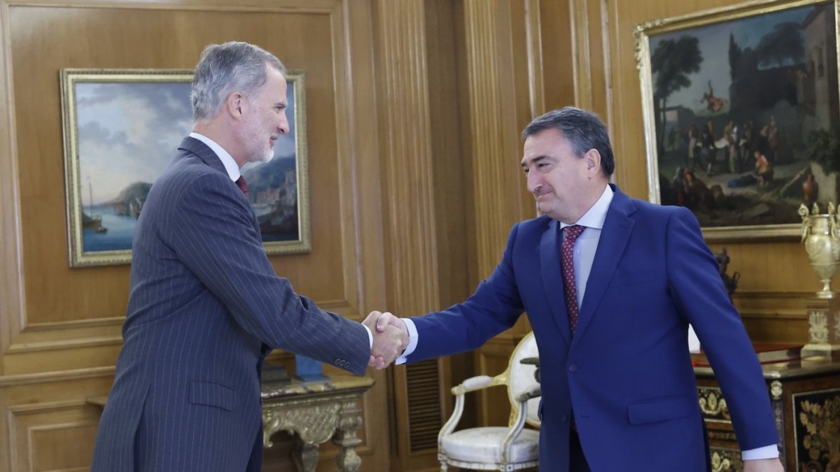El portavoz del PNV en el Congreso, Aitor Esteban, en su encuentro ayer con Felipe VI. - CASA REAL