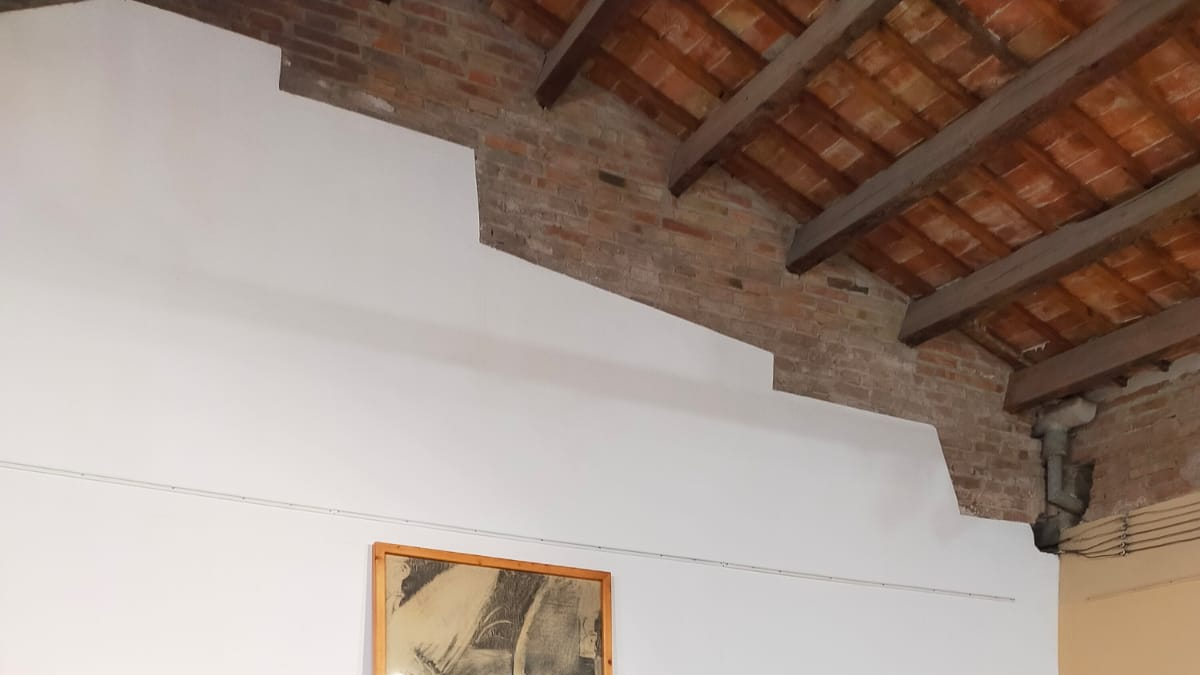 Eloi Bergós, Anna Ponsatí, Jesús Navarro, Tomàs Cusiné y Mireia González-Antó, ante una de las obras. - FUNDACIÓ CASTELL DEL REMEI