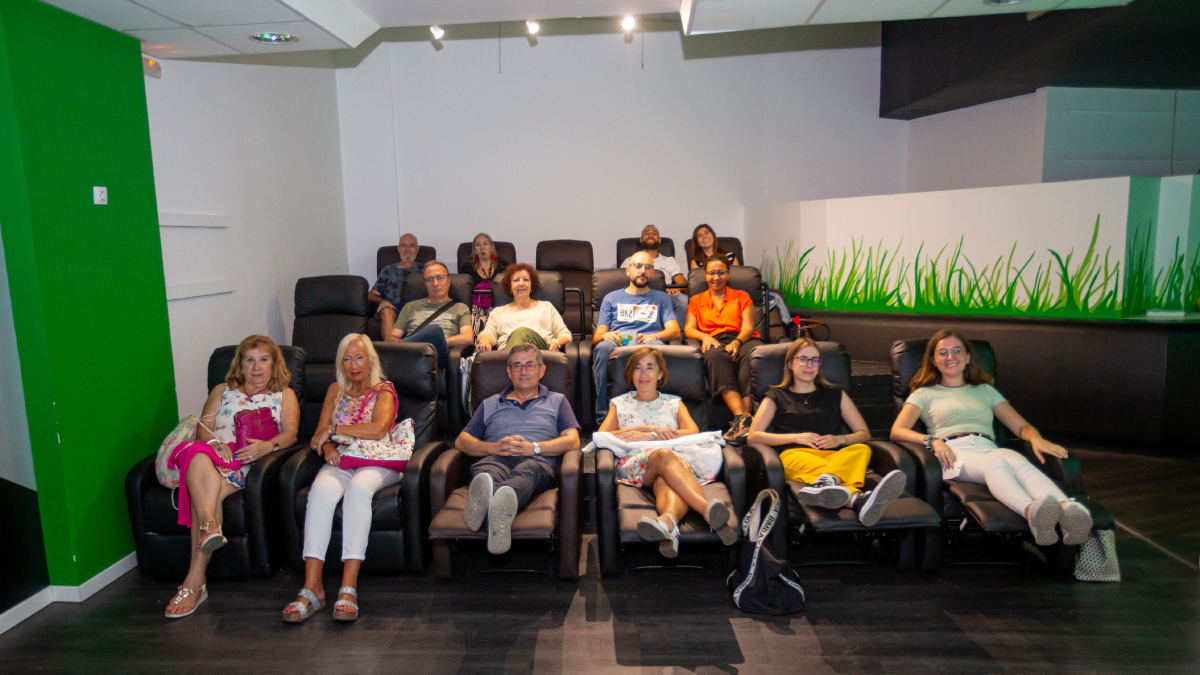 Públic cinematogràfic ahir en una de les noves sales d’Screenbox Lleida i, a la dreta, dos joves espectadors després de comprar les seues entrades al complex JCA Alpicat. - JORDI ECHEVARRIA