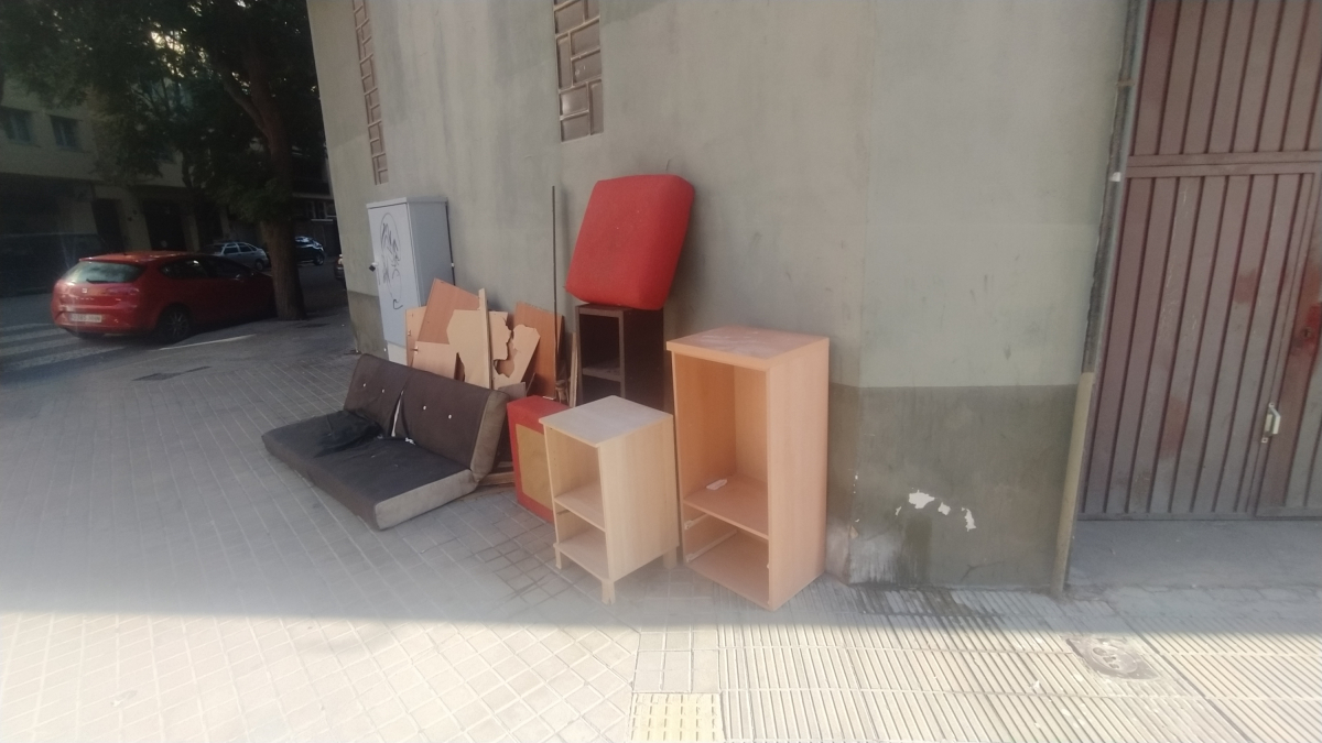 Deixalles i mobles acumulats al carrer Jeroni Pujades de Pardinyes